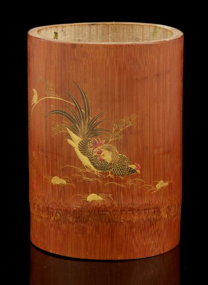 JAPON, période MEIJI Pot à pinceaux en bambou à décor de coq et fleurs.
Porte une...