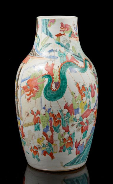 CHINE, XXe siècle Vase en porcelaine et émaux polychrome à décor des « cents enfants...