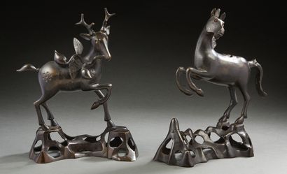 CHINE, milieu XXe siècle Suite de deux sujets animaliers en bronze, l'un représentant...