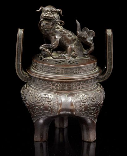 CHINE-VIETNAM, XIXe siècle Brûle-parfum tripode couvert, de forme Li-ding, à décor...