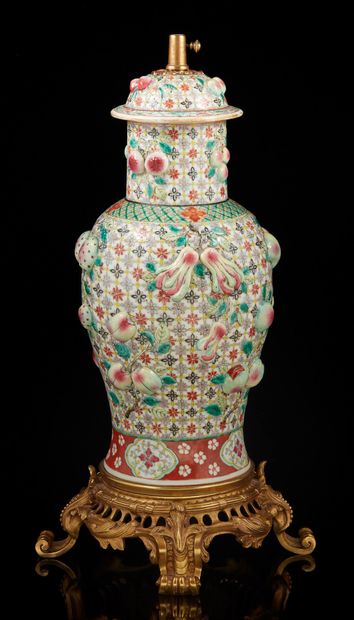 CHINE, fin XIXe siècle Potiche couverte balustre en porcelaine et émaux polychrome...