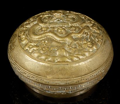CHINE, XXe siècle Boîte couverte en bronze de patine doré à décor en relief de dragons.
Marque...