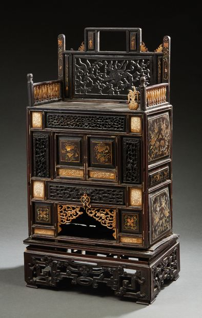 INDOCHINE, vers 1900 Cabinet en bois sculpté et ajouré à décor incrusté de nacre...