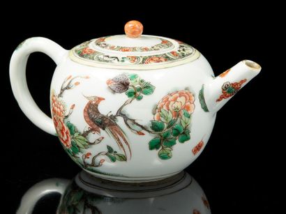 CHINE, XVIIIe siècle, période KANGXI Petite théière en porcelaine et émaux de la...