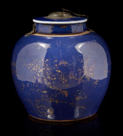 CHINE, époque QING Pot à gingembre couvert en porcelaine émaillée bleu poudré à décor...