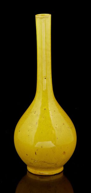 CHINE, fin du XIXe siècle Petit vase bouteille à long col en porce­laine émaillée...