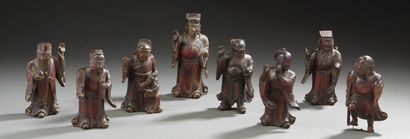 CHINE, XIXe siècle Huit sujets en bois de belle patine représentant les huit immortels.
Accidents...