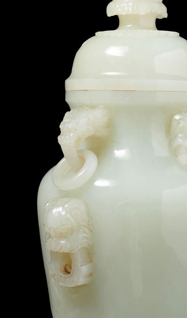 CHINE, début XXe siècle Vase couvert en jade céladon, la panse ornée en léger relief...