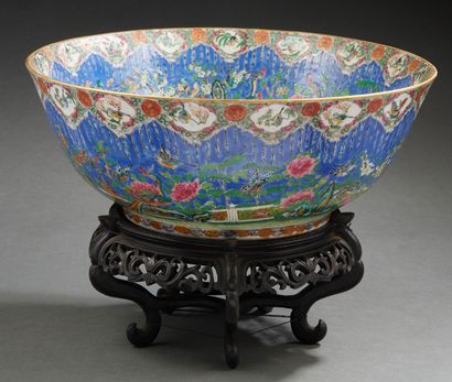 CHINE, vers 1900 Grande coupe en porcelaine et émaux de style famille rose à décor...