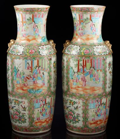 CHINE, vers 1900 Paire de vases en porcelaine et émaux de la famille rose à décor...