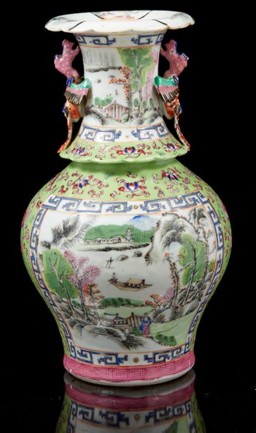 CHINE, fin XIXe siècle Vase balustre en porcelaine et émaux polychrome à décor en...