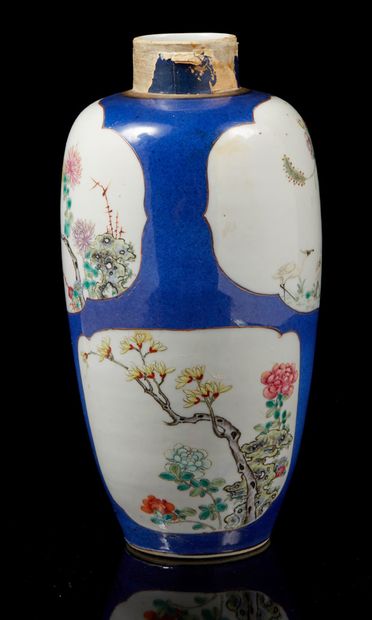 CHINE, XIXe siècle Petit vase en porcelaine et émaux de la famille rose à décor de...