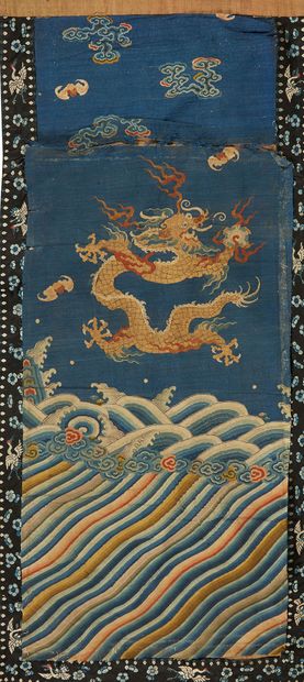 CHINE, période QING Fragment de robe de cour représentant un dragon à cinq griffes...