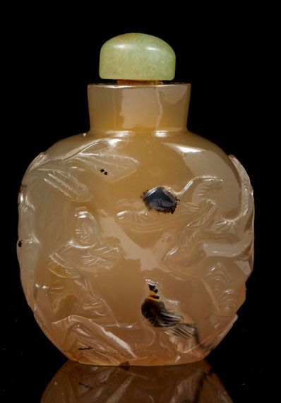 CHINE, vers 1900-1920 Snuff bottle in brown veined agate with decoration in light...