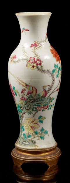 CHINE, XIXe siècle Vase balustre en porcelaine et émaux polychromes à décor d'oiseaux...