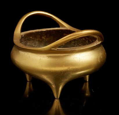 CHINE, XXe siècle Petit brûle-parfum tripode en bronze de patine dorée, la paroi...