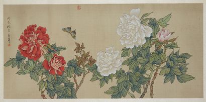 CHINE, XXe siècle Encre et couleurs sur soie, à décor de fleurs épanouies rouge,...