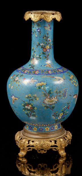 CHINE, fin XIXe siècle Vase à panse arrondie et long col, en bronze doré et émaux...