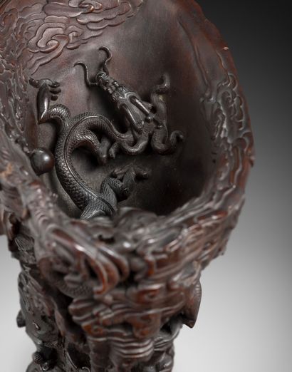 CHINE, XVIIIe siècle Grande coupe libatoire en corne de rhinocéros de belle patine...