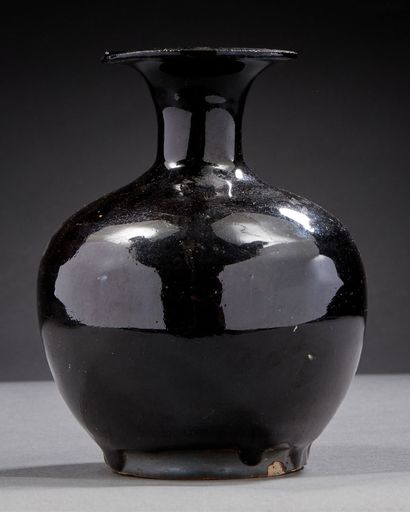 CHINE, XIXe siècle Vase à panse sphérique et col à ouverture évasée, en porcelaine...