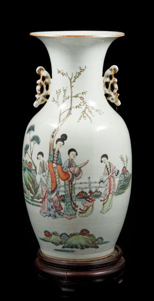 CHINE, XXe siècle Vase balustre en porcelaine et émaux poly­chrome à décor de divinités.
Collé...