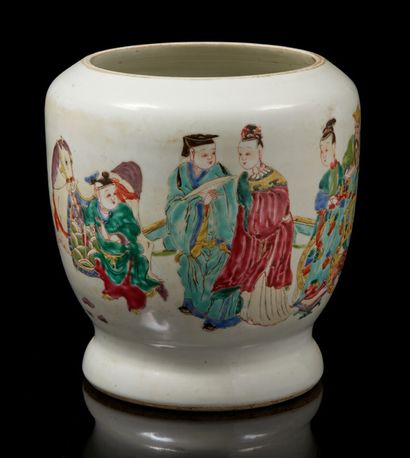 CHINE, début XXe siècle Deux vases en porcelaine à décor émaillé polychrome de personnages...