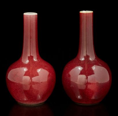 CHINE, fin XIXe siècle Deux petits vases bouteilles en porcelaine émaillée sang de...