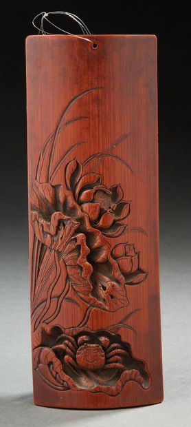 CHINE, période QING Repose poignet de lettré en bambou de belle patine finement sculpté...