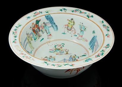 CHINE, XXe siècle Grand bassin à rebord plat en porcelaine et émaux de style famille...