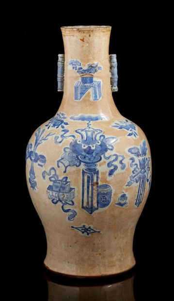 CHINE, fin du XIXe siècle Vase de forme balustre en porcelaine à décor émaillé en...