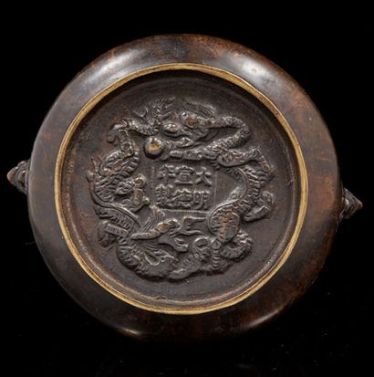 CHINE, XXe siècle Brûle-parfum en bronze de patine rune, la paroi galbée accolée...