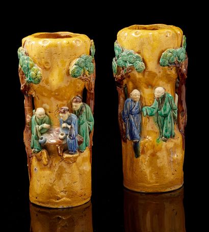 CHINE DU SUD, XIXe siècle Paire de vases en grès émaillé sancai à décor de personnages...