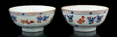 CHINE, XVIIIe siècle Paire de coupes en porcelaine blanche à décor « imari chinois...