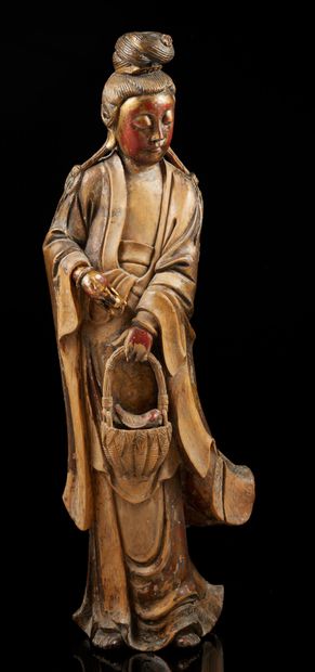 CHINE, fin XIXe siècle Grande divinité en bois repré­sentant Guanyin tenant dans...