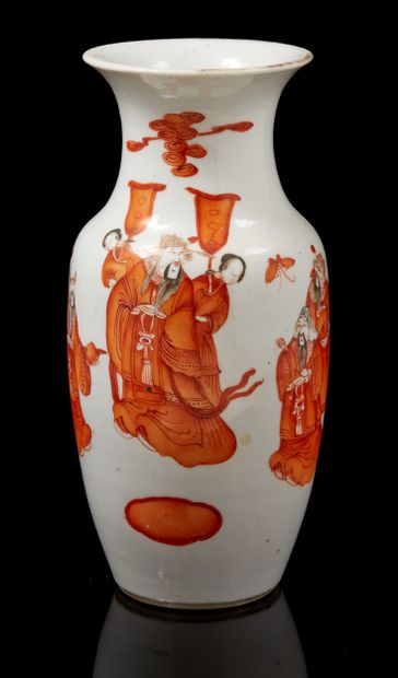 CHINE fin XIXe siècle Vase balustre en porcelaine à décor émaillé corail d'une procession...