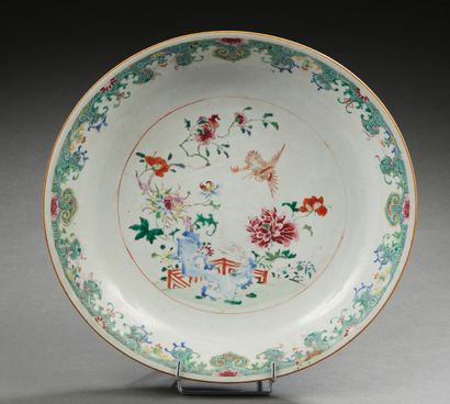 CHINE, XVIIIe siècle Important plat en porcelaine de commande et émaux de la famille...