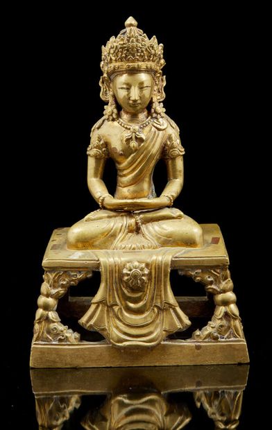 CHINE, XVIIIe siècle Sujet en bronze doré représentant le Bouddha Amitayus assis...