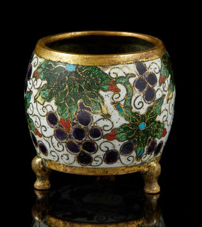CHINE, XVIe-XVIIe siècle Petit brûle-parfum tripode cylindrique légèrement galbé,...