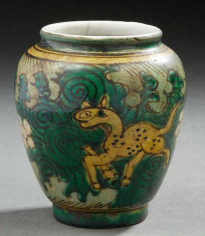CHINE, XIXe siècle Petite jarre en porcelaine émaillée sancai à décor de daims stylisés...