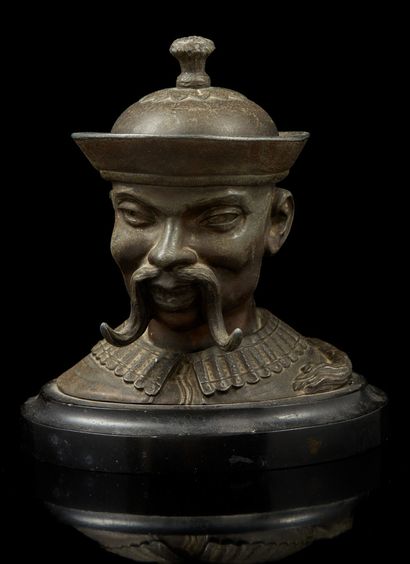 FRANCE dans le goût chinois, première moitié du XXe siècle Encrier en forme de buste...