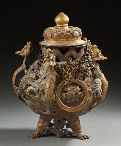 TIBET-NEPAL, début XXe siècle Grand brûle-parfum en bronze, à sus­pendre, la large...