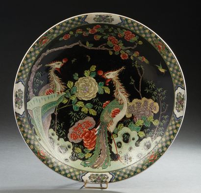 CHINE, XXe siècle Important plat creux en porcelaine et émaux de style famille verte...