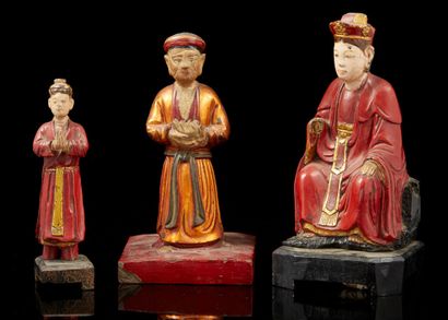 INDOCHINE, vers 1900 Ensemble de trois statuettes en bois laqué rouge et doré représentant...