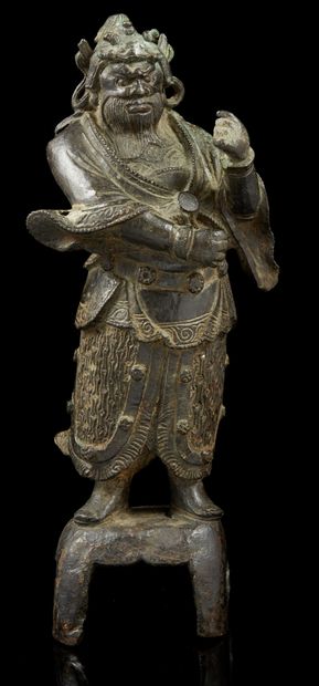 CHINE, XVIIe-XVIIIe siècle Sujet en bronze de patine brune re­présentant Guandi,...