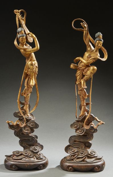 CHINE, XXe siècle Deux importants sujets en bronze doré représentant des apsaras...