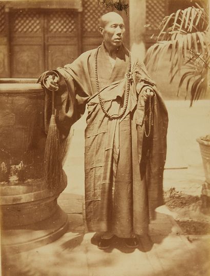 CHINE, période GUANGXU, XIXe siècle Grand album comprenant cinquante photos en noir-et-blanc,...