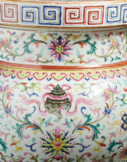 CHINE, période JIAQING (1796-1820) Important brûle parfum tripode en porcelaine et...