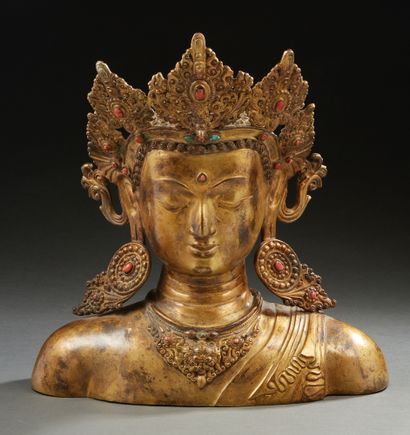 TIBET, fin XIXe-début XXe siècle Grand buste en bronze doré, représentant un Bodhisattva...