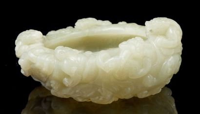 CHINE, XXe siècle Small celadon jade painter's cup decorated with nine carved chilongs...