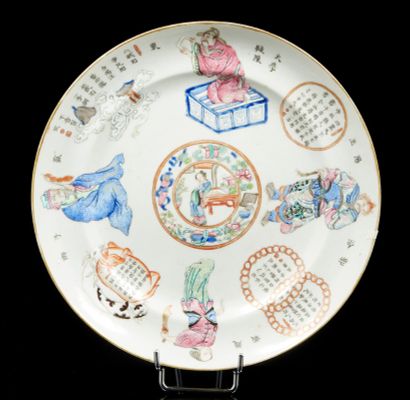 CHINE, XIXe siècle Assiette en porcelaine et émaux de la famille rose à décor de...